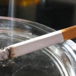 Cigarette dans un cendrier