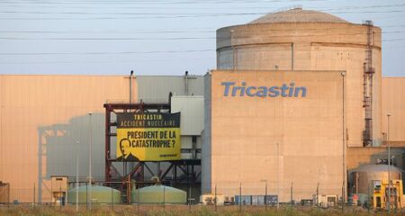 Centrale du Tricastin le 15 juillet 2013 (crédit Greenpeace)