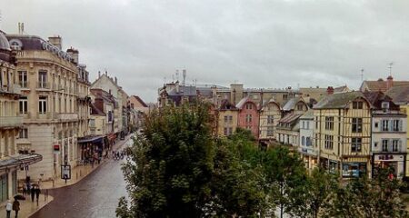 Troyes - Place de l'hôtel de ville (crédit Superjuju10)