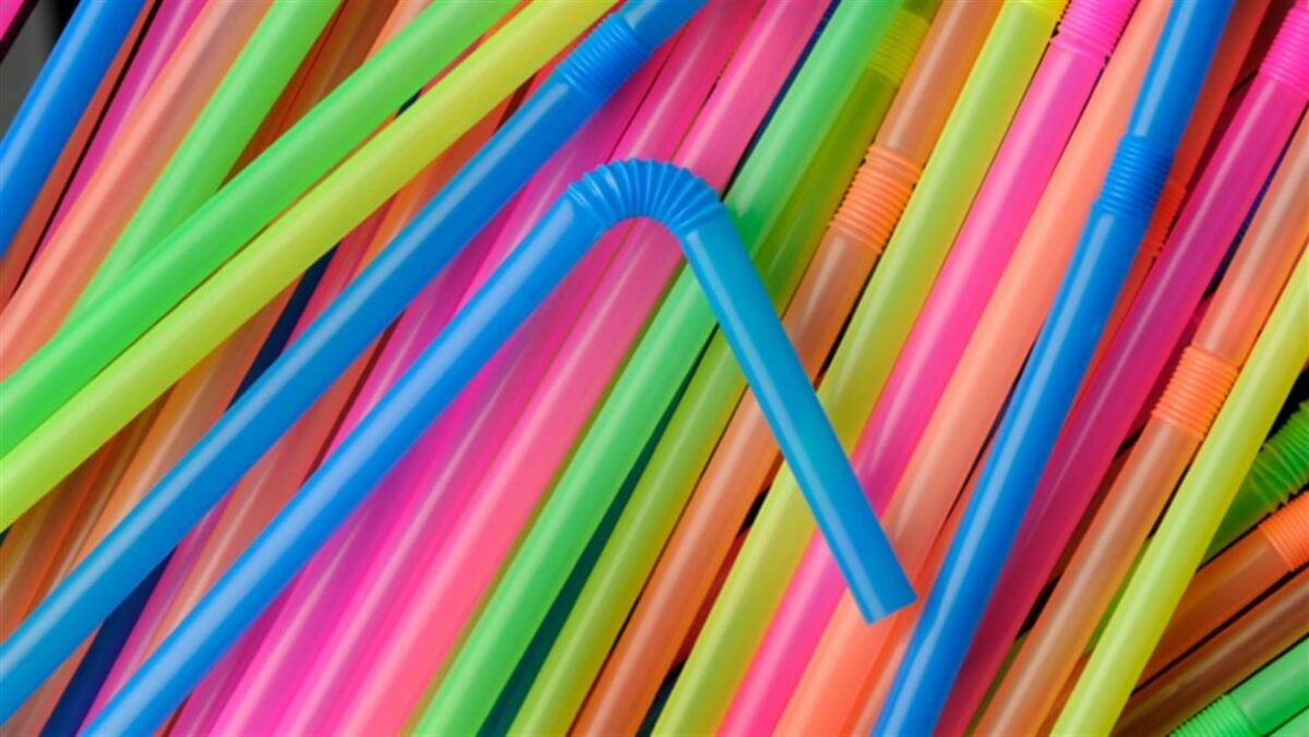 Un peu partout dans le monde, la lutte contre les pailles est lancée