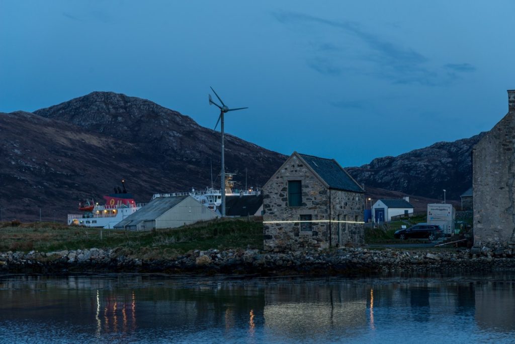 En Ecosse, des artistes dessinent une ligne lumineuse pour imaginer la montée des eaux