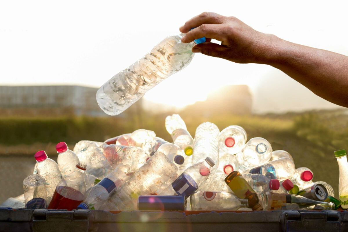 Carbios produit des bouteilles en plastique transparent à partir de déchets textiles recyclés