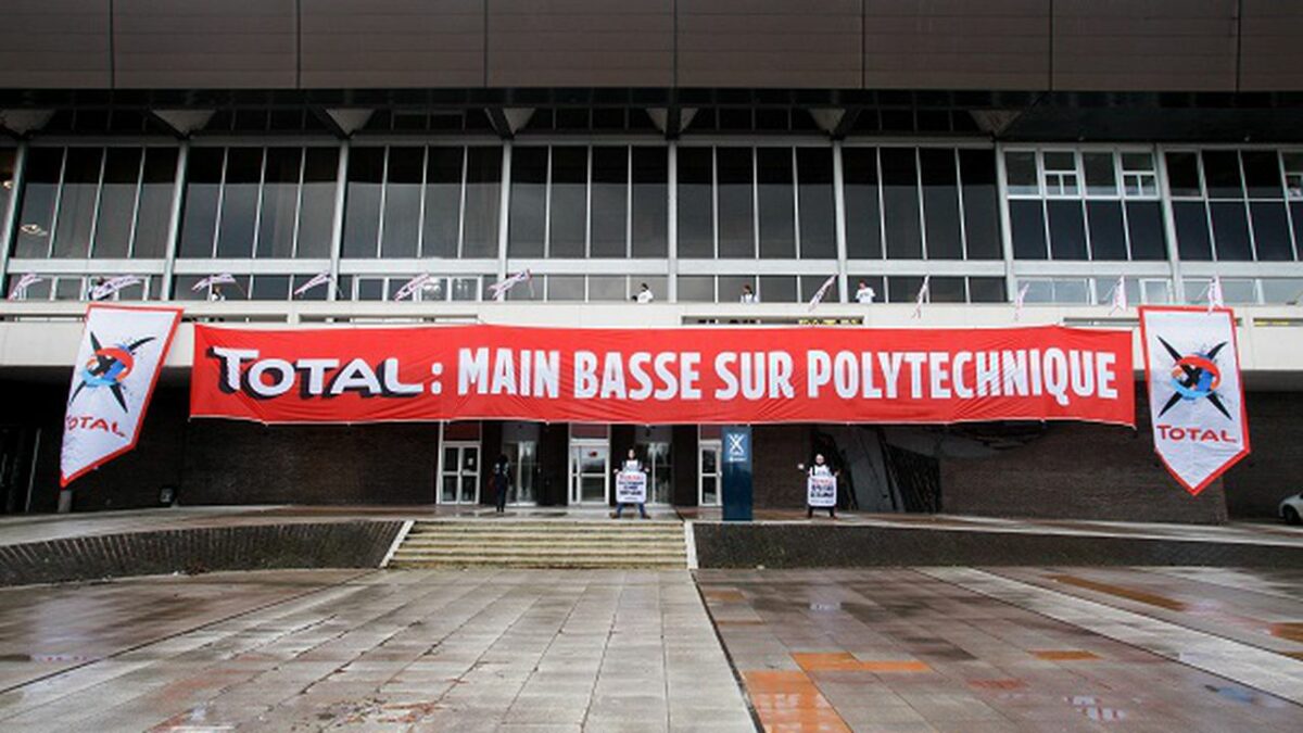 Greenpeace dépose une plainte contre le PDG de Total pour conflit d’intérêt