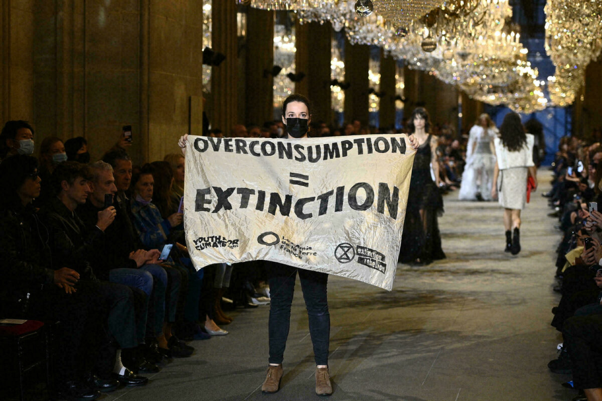 Une manifestante contre le changement climatique perturbe le défilé Louis Vuitton à Paris