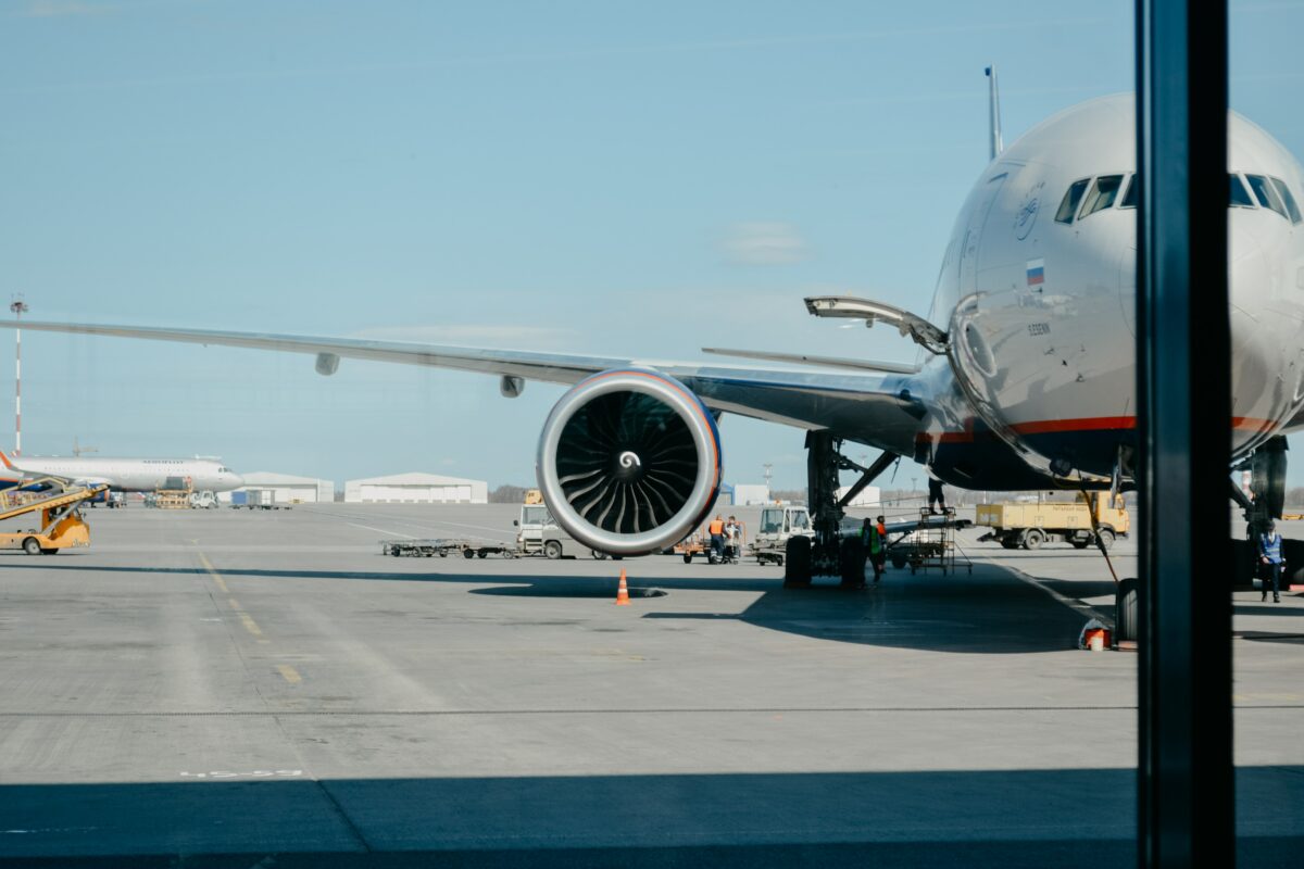 L’UE ne prévoit pas d’assouplir les objectifs de durabilité de l’aviation malgré la guerre aviation durable