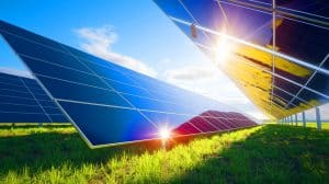 Illustration de la révolution technologique dans le secteur des panneaux solaires avec un module de 808 watts (création par IA, illustration non réaliste). Crédit : Ideogram.