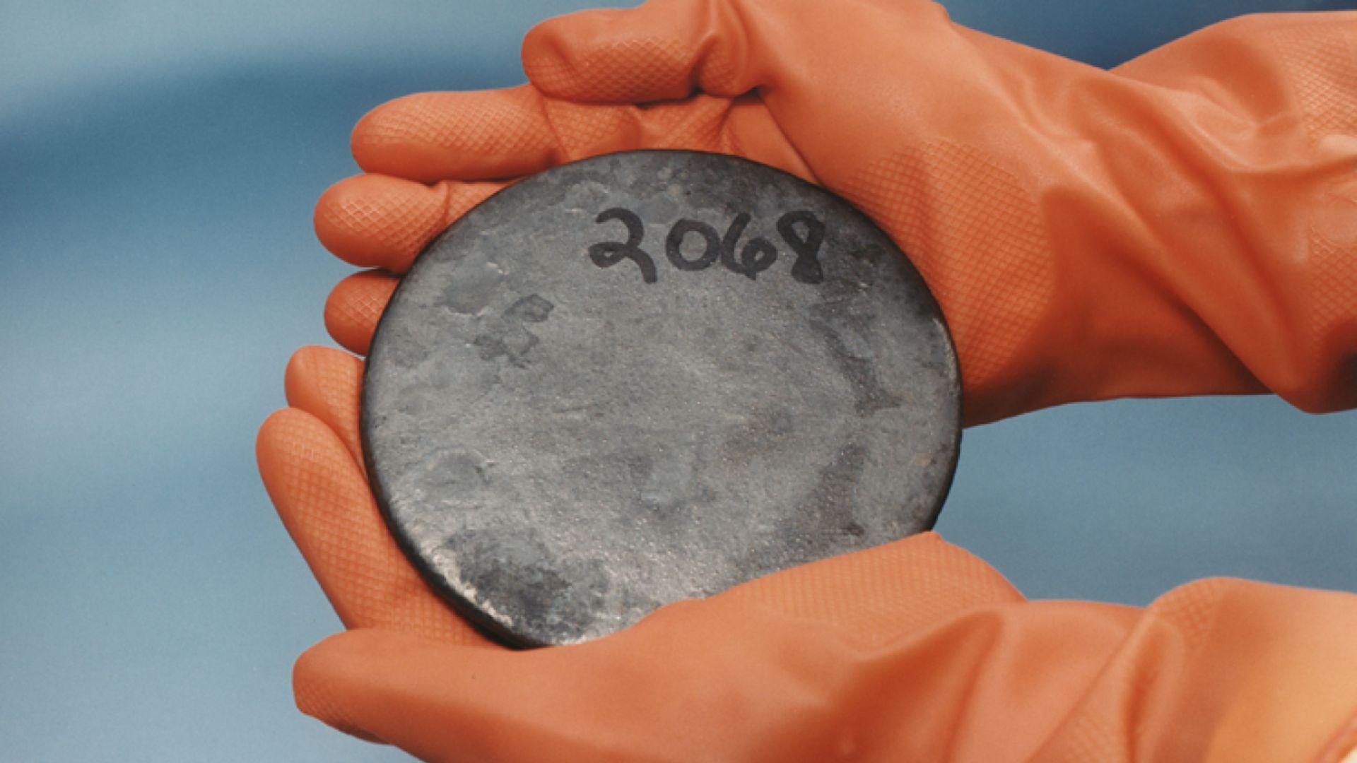 L'uranium, utilisé comme combustible nucléaire pour les réacteurs.