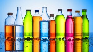 Illustration de bouteilles en verre et en plastique mettant en évidence la contamination par les microplastiques. Image réalisée par IA.