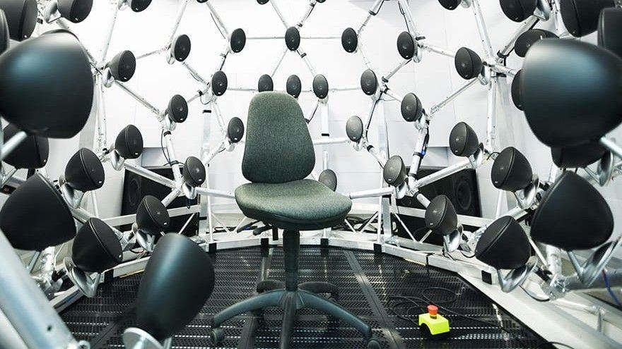 Une chaise est installée à l'intérieur de l'AudioDome.