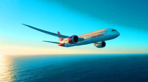 Illustration de l'exploit du Boeing 787 de Virgin Atlantic réalisant le premier vol transatlantique avec un carburant 100 % durable, générée par intelligence artificielle.