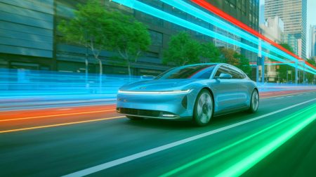 « Il ne faut surtout pas la recharger à 100 % » : ce conseil inattendu prolonge la vie des batteries de voitures électriques selon une étude Illustration de l'impact d'une conduite dynamique sur la durée de vie des batteries de voitures électriques, générée par intelligence artificielle.