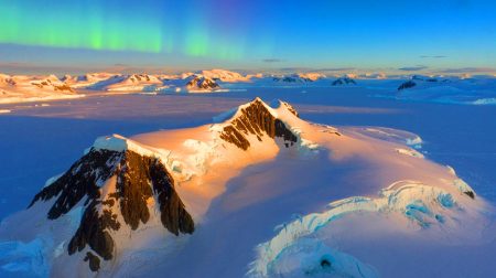 Illustration de la chaîne de montagnes cachée sous la glace de l'Antarctique.