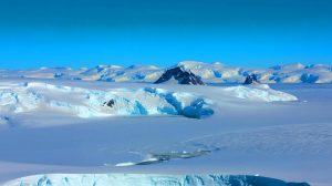 Illustration de montagnes cachées sous la glace de l'Antarctique.