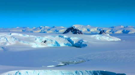 Illustration de montagnes cachées sous la glace de l'Antarctique.