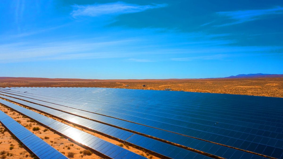 « Le soleil va tout brûler » : des centrales solaires géantes dans le désert déclenchent des effets effrayants redoutés par les scientifiques Illustration de l'impact des installations solaires sur les écosystèmes désertiques.