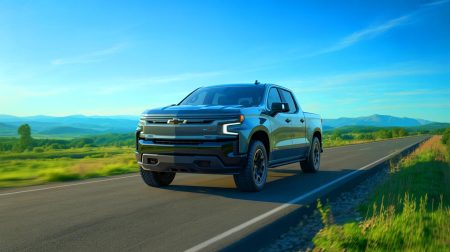 Illustration de l'exploit du Chevrolet Silverado EV parcourant 1 705 kilomètres sur une seule charge.