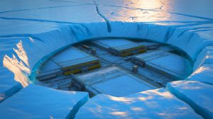 Illustration de la base militaire secrète Camp Century enfouie sous la glace du Groenland.