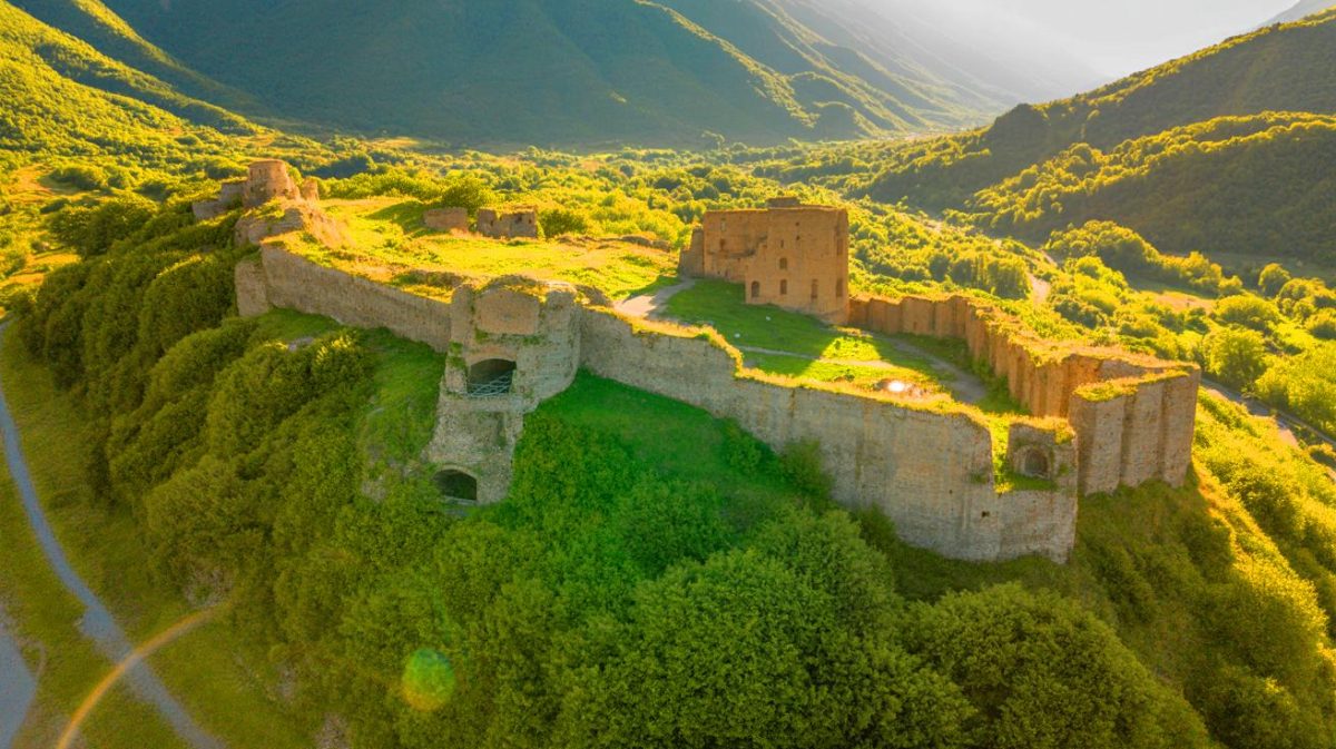 Illustration de la forteresse de Dmanisis Gora révélée grâce à la technologie des drones.