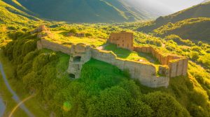 Illustration de la forteresse de Dmanisis Gora révélée grâce à la technologie des drones.