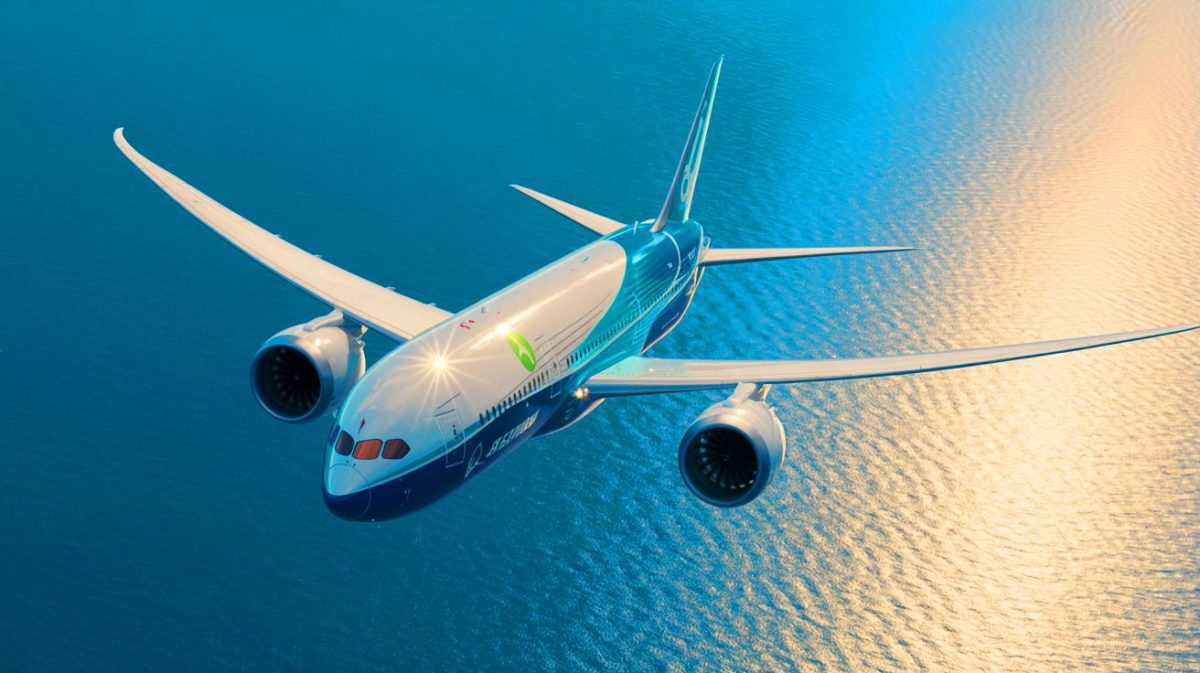 « Le ciel change de carburant » : Virgin Atlantic réussit un vol Londres New York 100 % durable, défiant la pollution et l’industrie pétrolière Illustration de l'avion Boeing 787 de Virgin Atlantic réalisant le premier vol transatlantique avec un carburant 100 % durable.