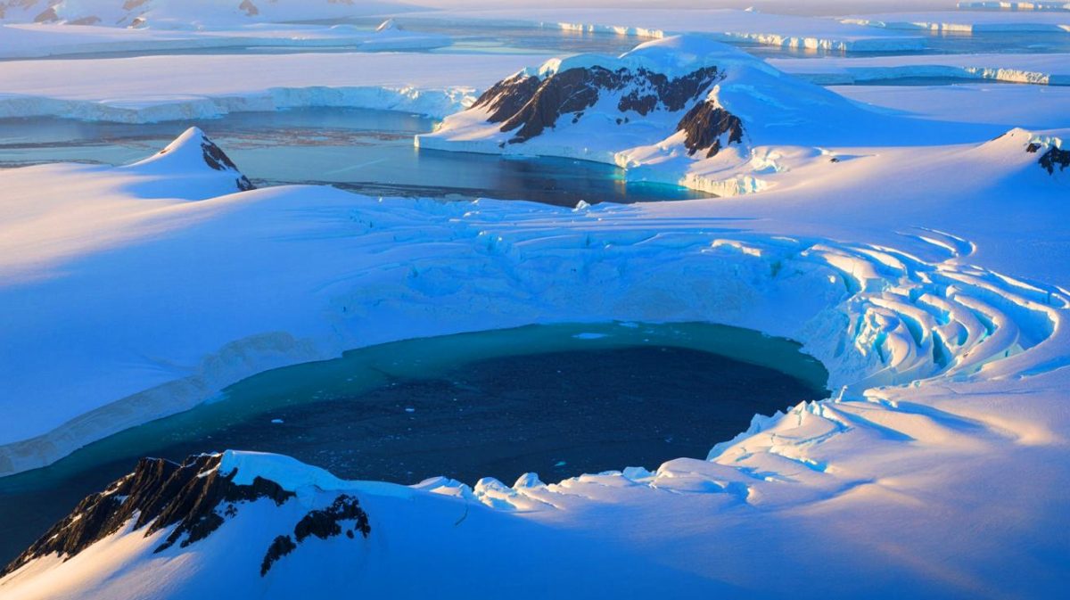 « Ces montagnes de 4 500 mètres dorment sous l’Antarctique » : des scientifiques découvrent une chaîne géante vieille de 500 millions d’années sous 3 km de glace Illustration de montagnes cachées sous la glace de l'Antarctique révélées par des découvertes géologiques récentes.
