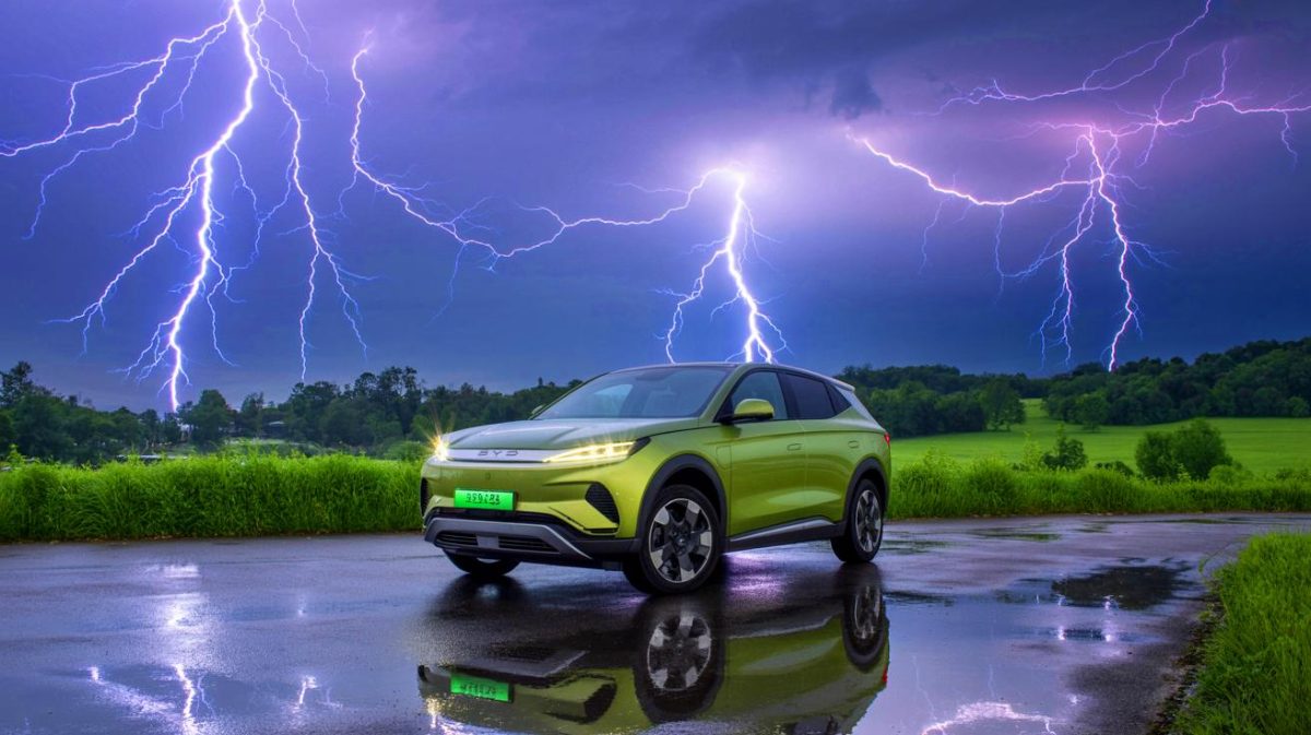 Illustration de la résilience d'un SUV électrique BYD Song Plus face à trois impacts successifs de foudre.