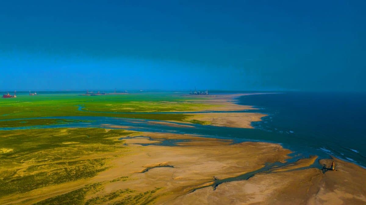 « C’est une catastrophe sans précédent » : la mer Caspienne s’assèche et condamne des millions d’habitants à l’exode forcé Illustration de la mer Caspienne en recul avec des ports asséchés et des terres désertifiées.