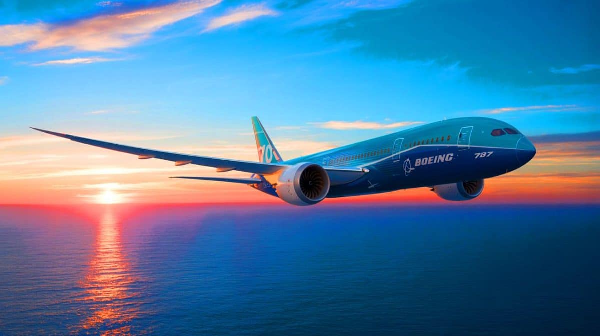 « Virgin transforme des déchets en carburant magique » : ce vol Londres New York qui révolutionne complètement l’aviation mondiale Illustration de l'accomplissement du premier vol transatlantique avec un carburant 100 % durable par un Boeing 787.