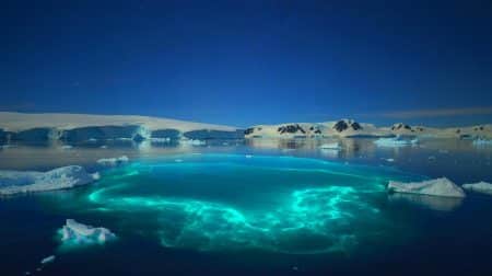 Illustration de la mystérieuse lueur turquoise observée dans l'océan Antarctique.