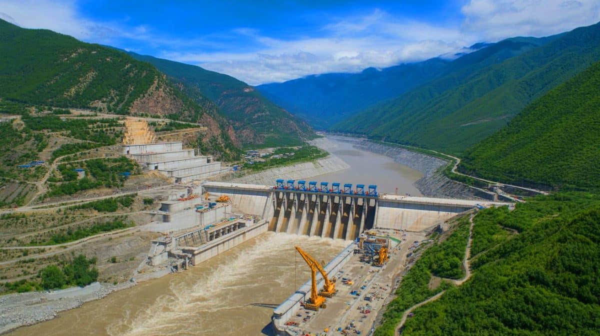 Illustration de la construction du plus grand complexe de barrages hydroélectriques sur le fleuve Yarlung Zangbo en Chine.