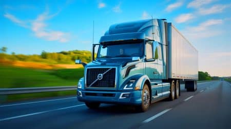 Illustration de l'innovation technologique de Volvo Trucks avec un moteur stop-start pour camions lourds.