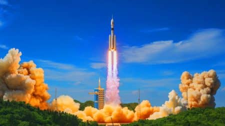 Illustration de la fusée Longue Marche 2D lançant les satellites Shiyan-30 depuis le centre spatial de Xichang.