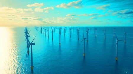 « Ces 4,5 milliards risquent d’échouer » : l’immense parc éolien Centre Manche 2 divise la Normandie entre promesse verte et colère économique Illustration de l'implantation du parc éolien « Centre Manche 2 » piloté par TotalEnergies en Normandie.
