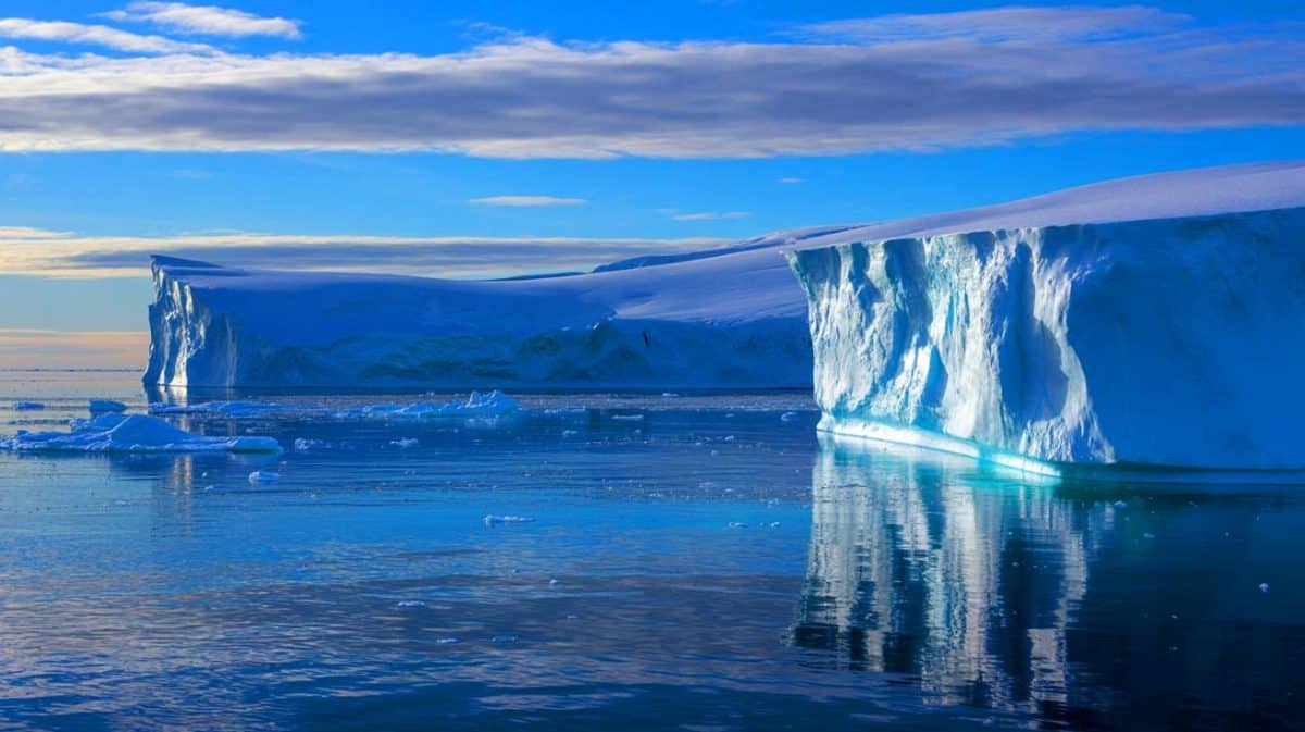 La fonte des glaces en Antarctique : une réaction en chaîne depuis 9 000 ans aux conséquences inattendues Illustration de la fonte des glaces en Antarctique et ses conséquences sur le climat mondial.