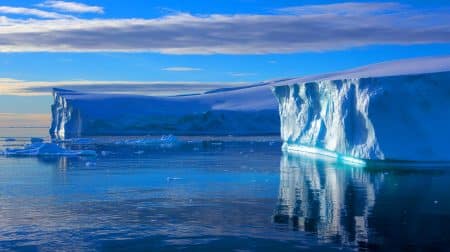 La fonte des glaces en Antarctique : une réaction en chaîne depuis 9 000 ans aux conséquences inattendues Illustration de la fonte des glaces en Antarctique et ses conséquences sur le climat mondial.