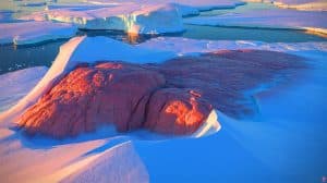 Illustration de la découverte d'un massif de granit géant sous les glaces de l'Antarctique.