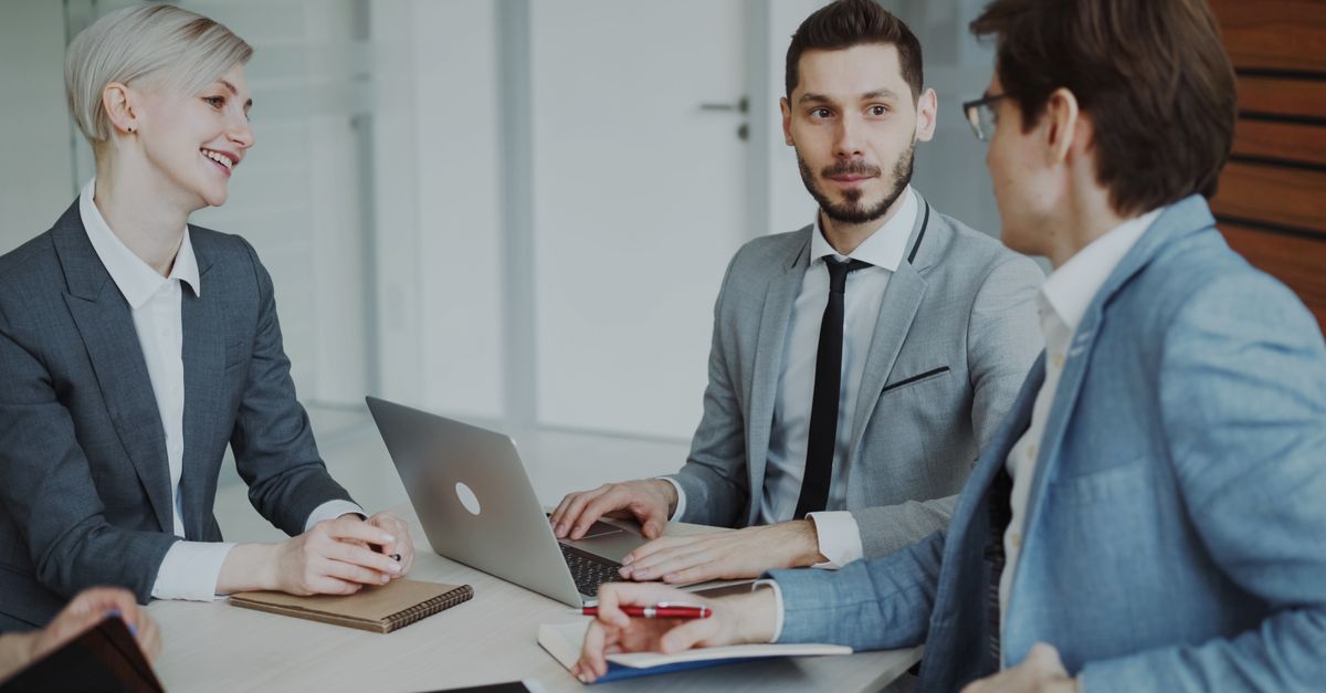 Environnement : les emplois verts encore trop méconnus business people office meeting