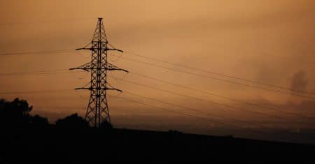 Electricité : EDF fait une proposition « sérieuse » à ses concurrents electricity grid power lines