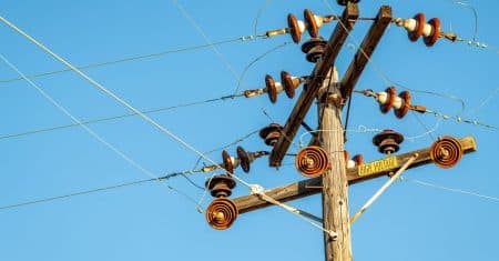 EDF : Ollier souhaite le retour aux tarifs réglementés electricity grid power lines