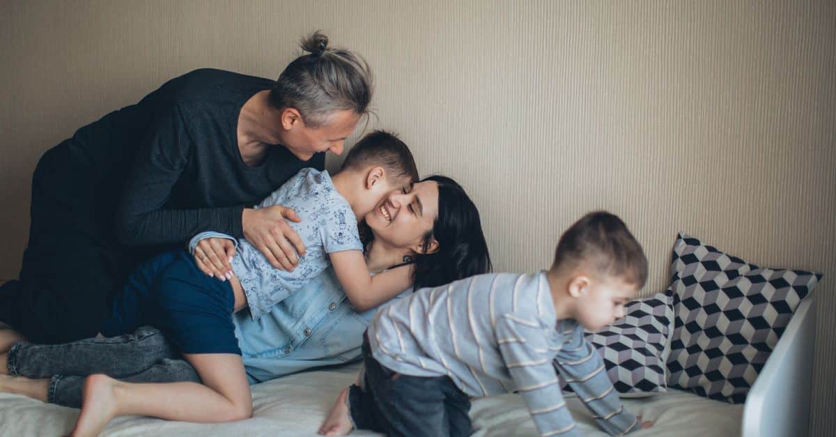 Un enfant atteint de saturnisme indemnisé parents children family home