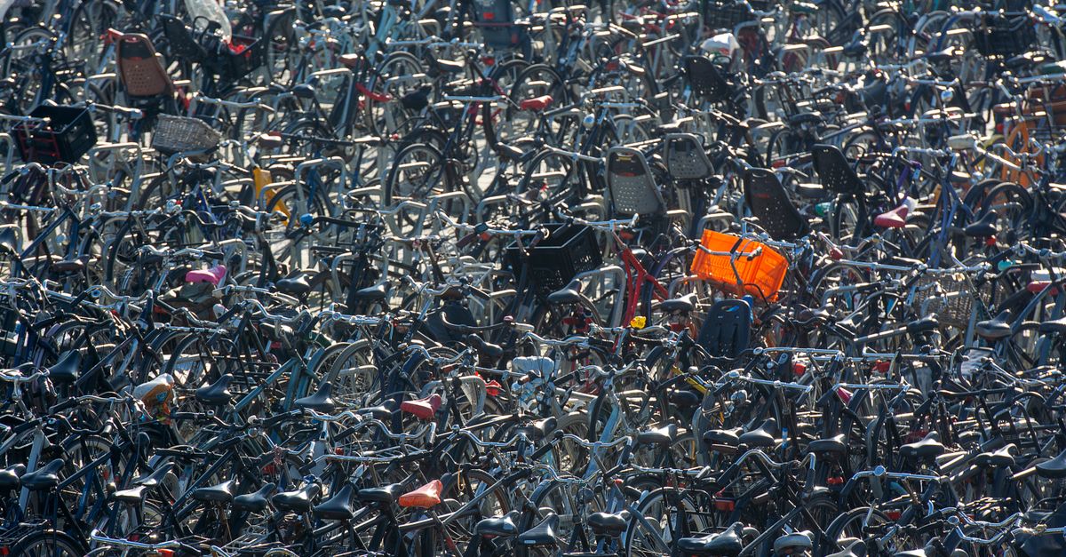 Premier coup de pioche du chantier Vélib’ en banlieue urban cycling bicycle